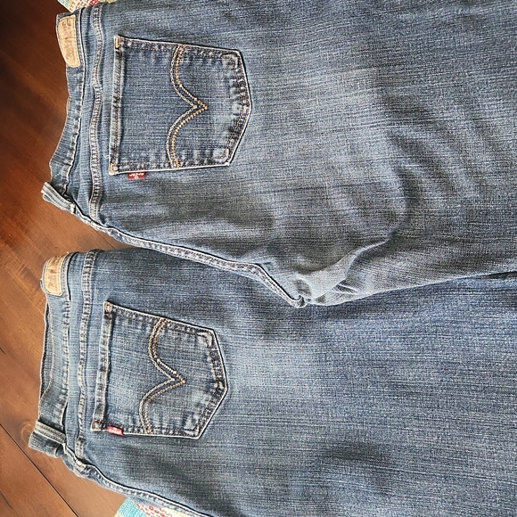 2 pair Levis - Picture 1 of 6